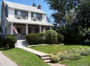 2933 214th St, Bayside, NY 11360