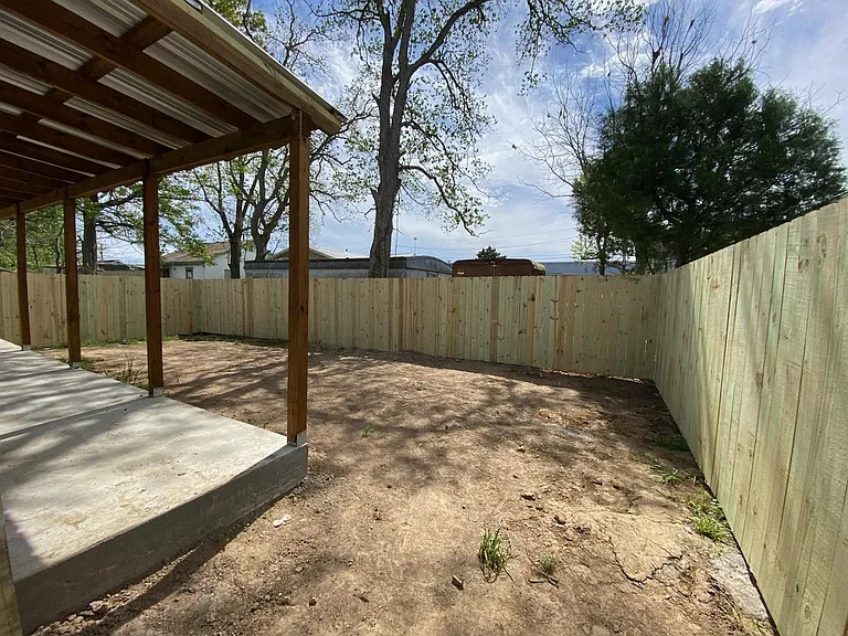 105 S Refinery St — Photo 8