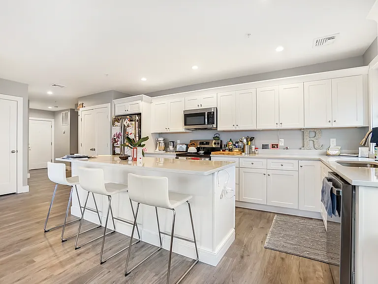 243 Bussey St #404 — Photo 1