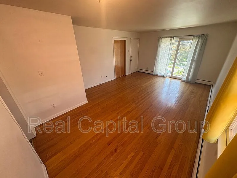 2 bed, 1.0 bath, $1,395 — Photo 3