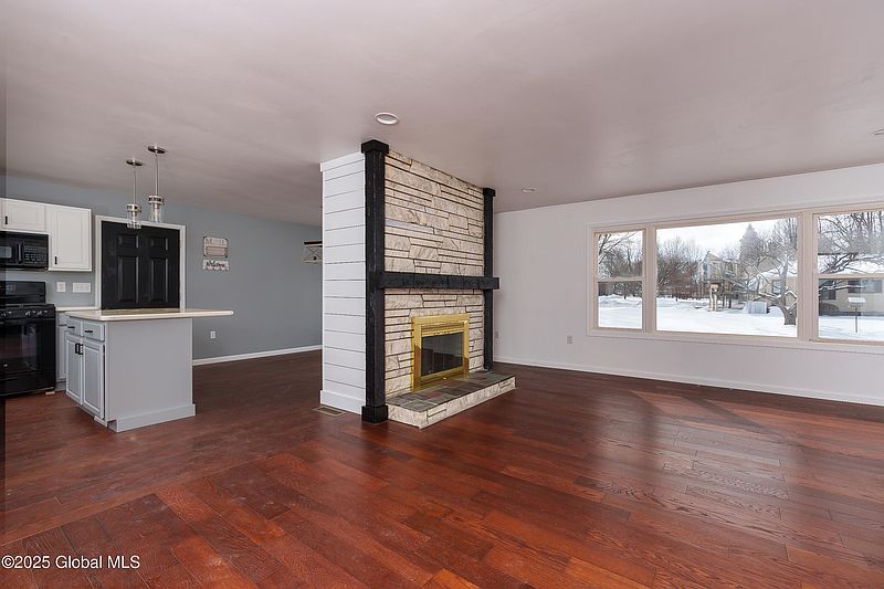 3rd image of 8 Hewitt Street