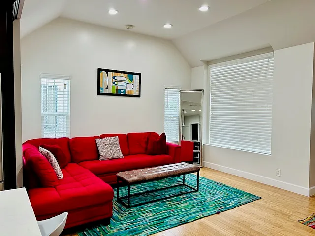 Gated Contemporary 3-Bedroom/2-Bathroom plus Parking — Photo 2