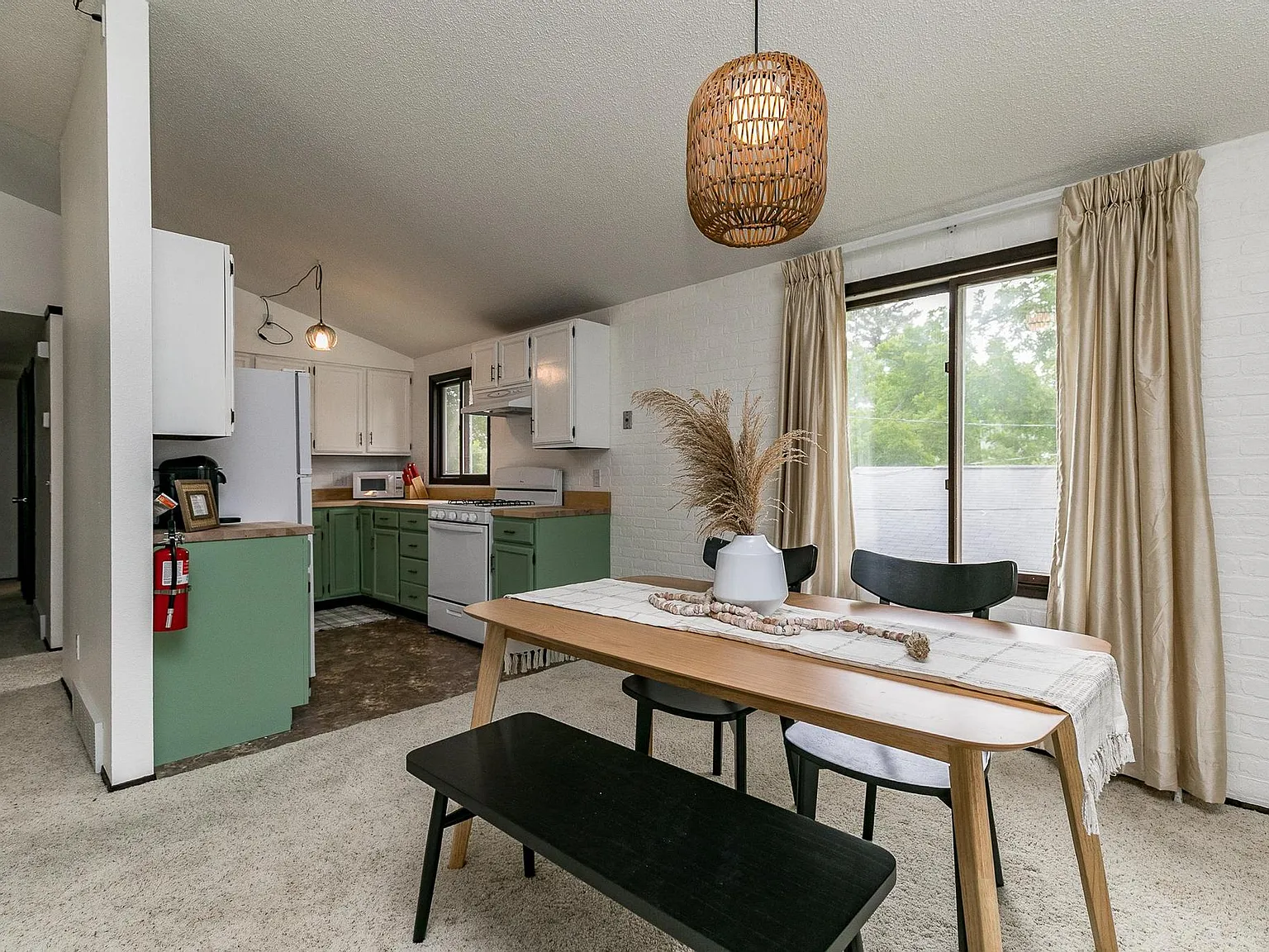 3 bed, 1.5 bath, 1400 sqft, $2,600 — Photo 3
