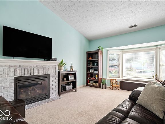 4th image of 426 Waterford Ln