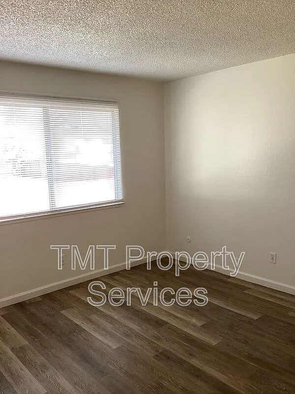 2 bed, 1.0 bath, 700 sqft, $1,550 — Photo 2