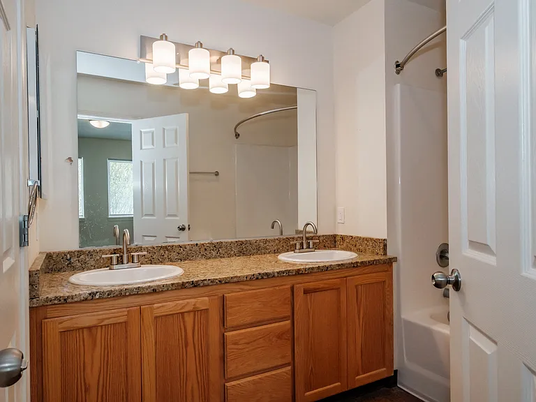 Brentwood Estates | Upstairs Bath