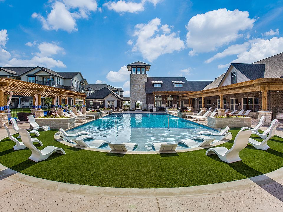 Resort Style Swimming Pool