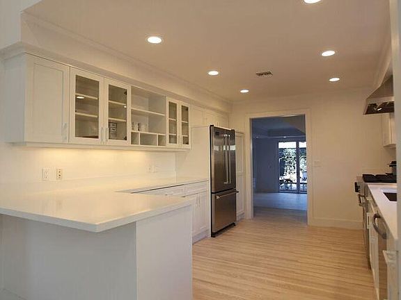 5th image of 731 Superba Ave