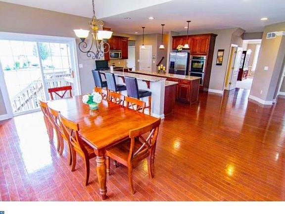 4th image of 504 Wisteria Way
