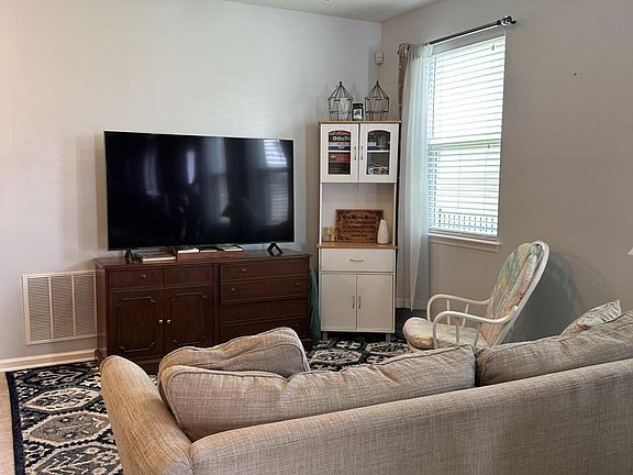 4th image of 458 Vineyard Ln