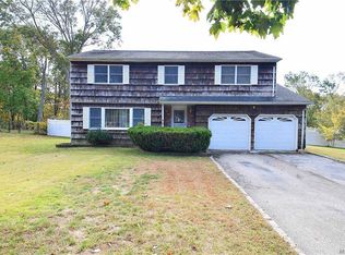 8 Lonni Ln, Smithtown, NY 11787