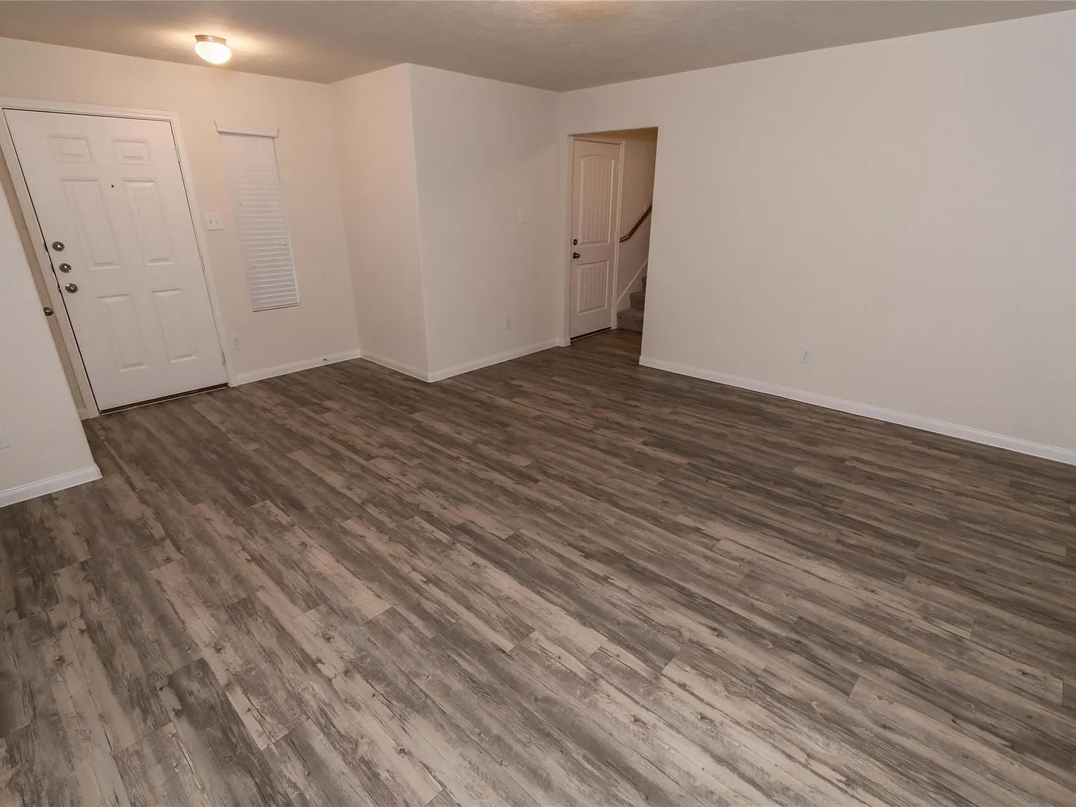4 bed, 2.5 bath, 2039 sqft, $2,395 — Photo 4