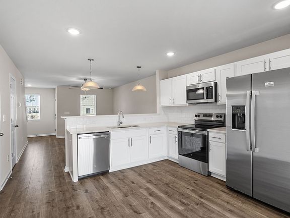 5th image of 1045 Peony Ln