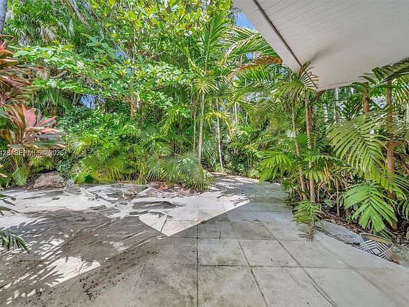 5th image of 111 S Hibiscus Dr
