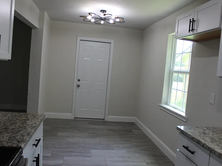 1807 W Scott St — Photo 13