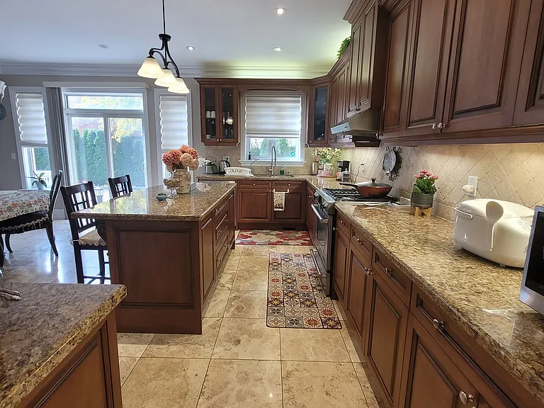 110 Bond Cres #2 — Photo 3