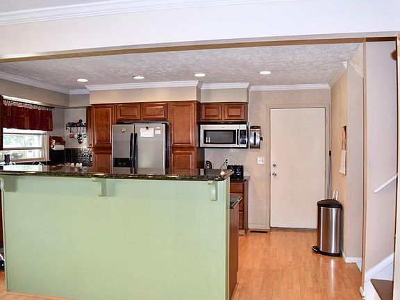 4th image of 260 Southwood Rd