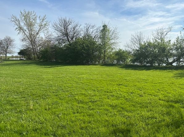4 Moss Lake Rd, Farmer City, IL 61842