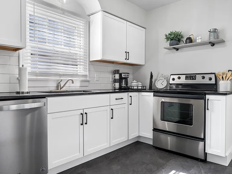1223 E Oakland Ave — Photo 7