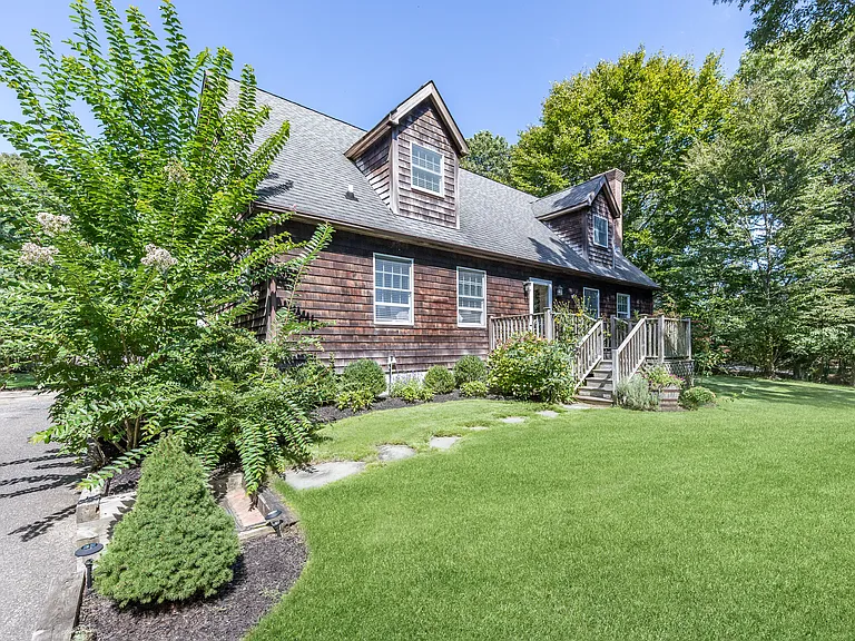 27 Edwards Ave — Photo 2