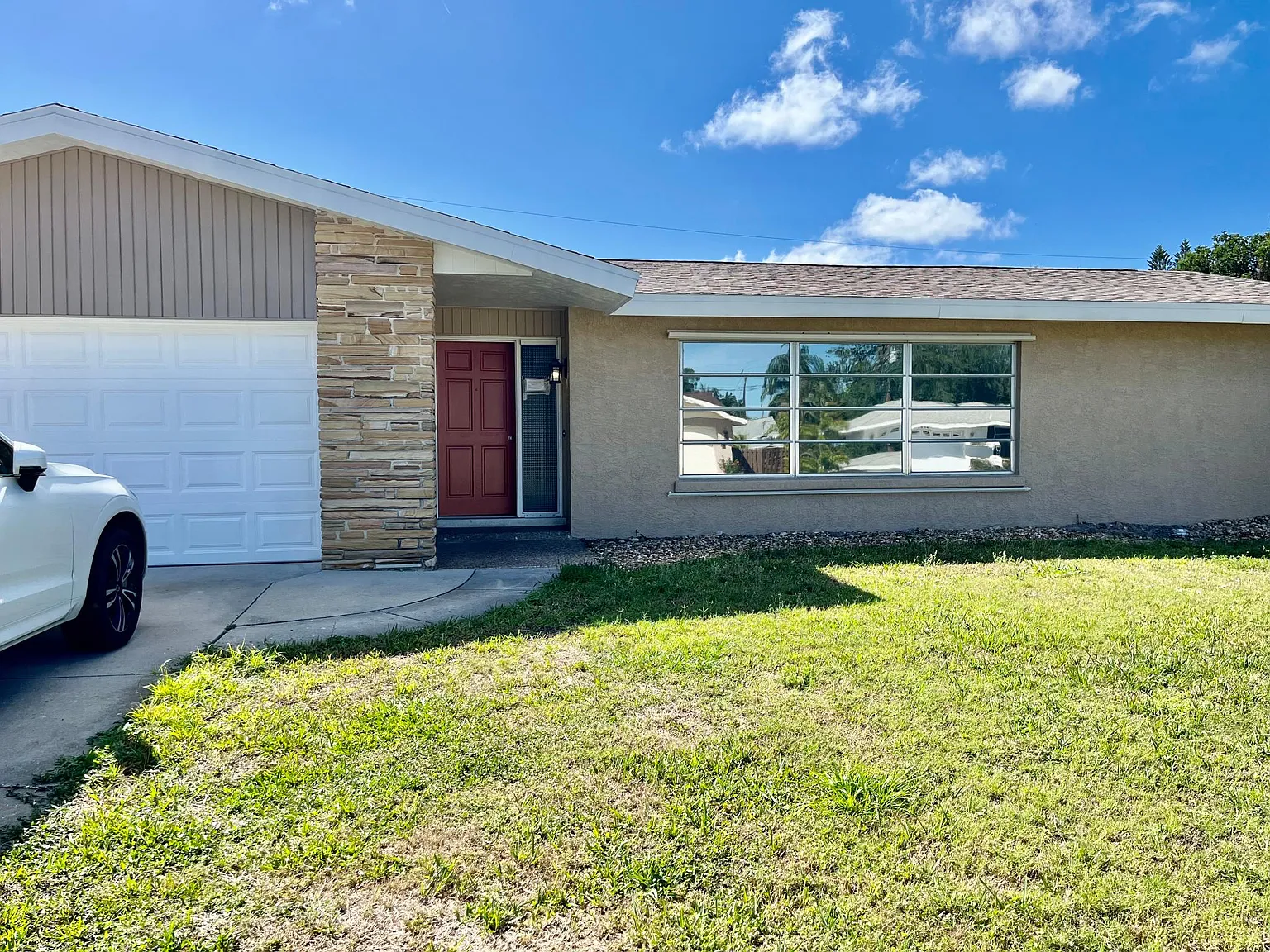 2528 Waneta Dr — Photo 1
