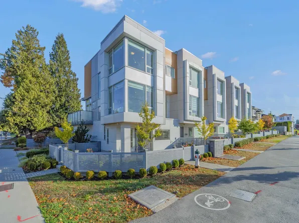 5601 Rumble St, Burnaby, BC V5J 2C3
