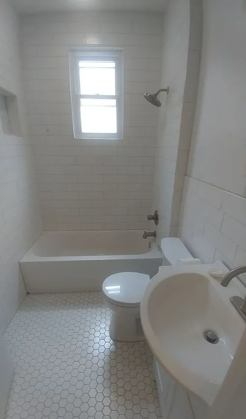 411-415 W Mistletoe Ave - 411 — Photo 4