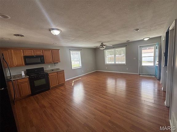 2nd image of 406 Riverside St
