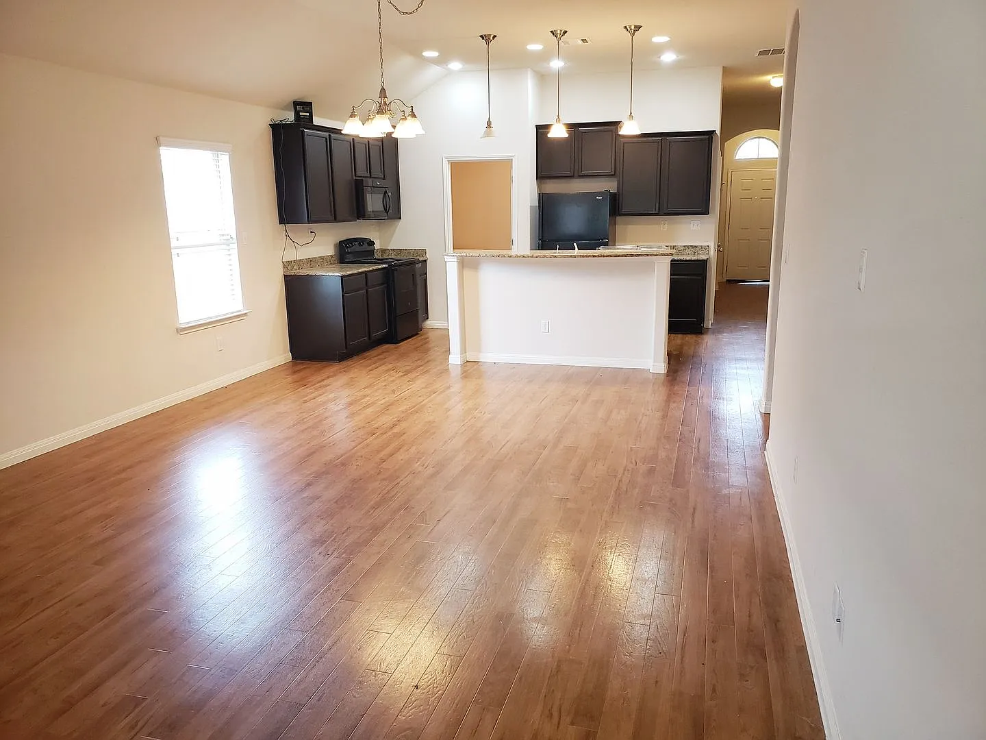 3 BR/2BA | Single Family Home | 1-Car Garage Parking | Fenced backyard| In Manor! — Photo 4
