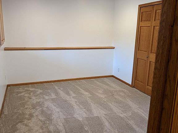 5th image of 557 Skillman Ave E
