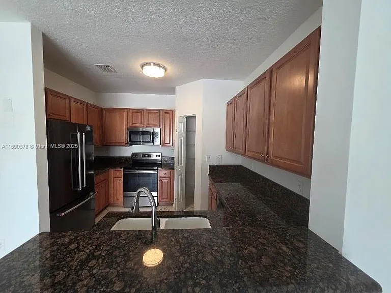 11525 NW 71st St — Photo 7