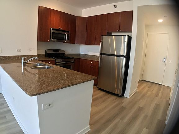 3rd image of 621 S Plymouth Ct APT 809