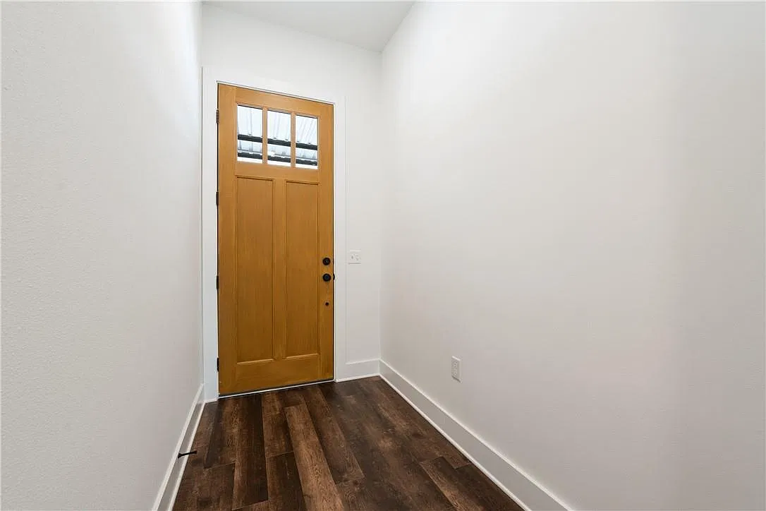 1 bed, 1.0 bath, 906 sqft, $1,900 — Photo 3