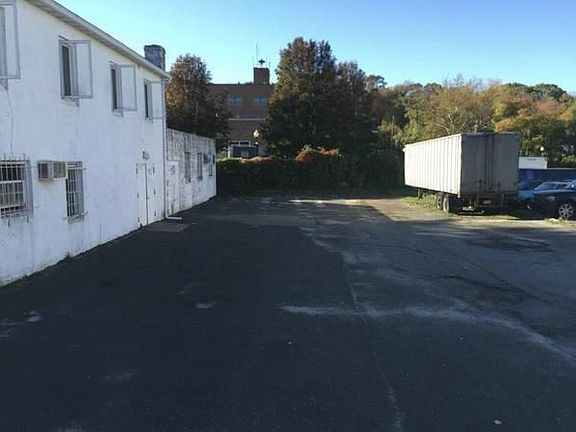 2nd image of 211 New York Ave