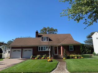 102 Monroe St, Garden City, NY 11530