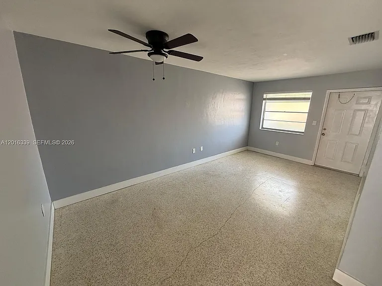 990 SW 4th St #6 — Photo 4