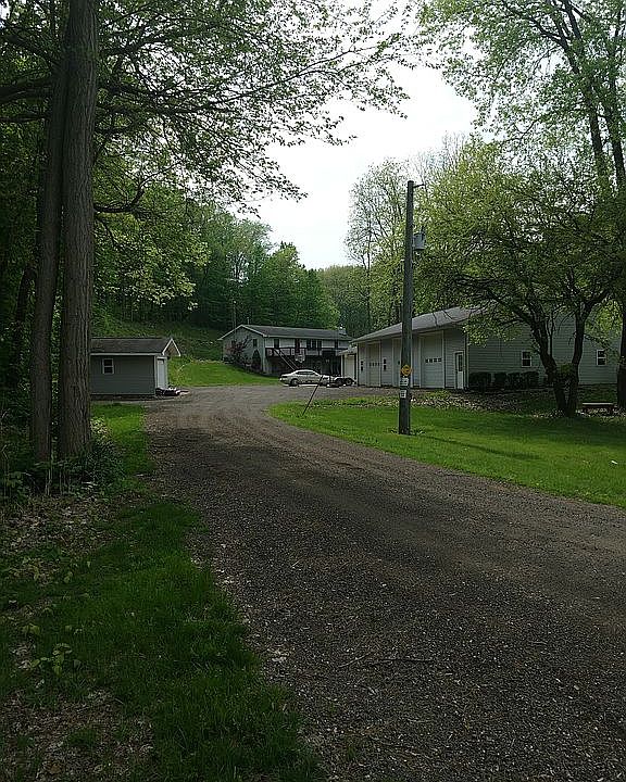 Secluded, Walk out ranch