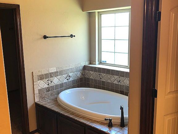Master bathroom jet tub
