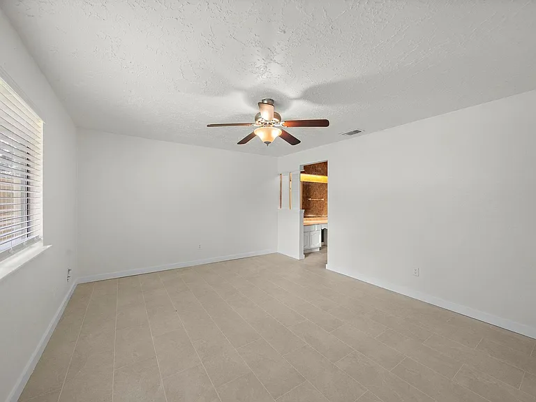 13815 Grosvenor St — Photo 24