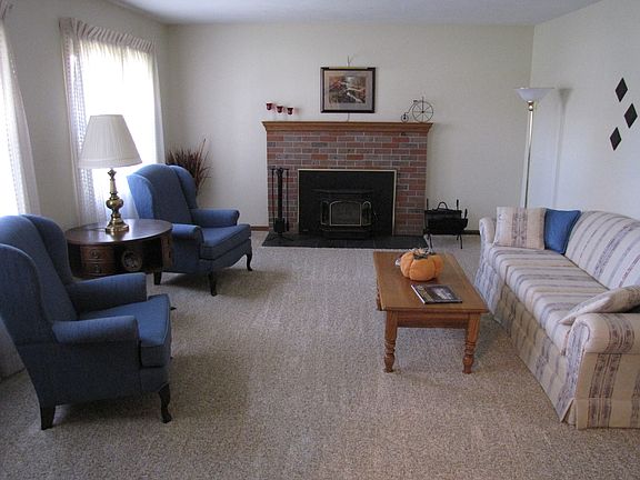 Living Rm. 13' 7" x 18' 5"