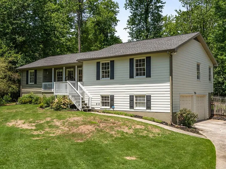 2795 Bentwood Dr — Photo 3