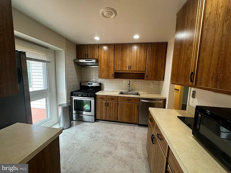 2508 Saint John Pl — Photo 12