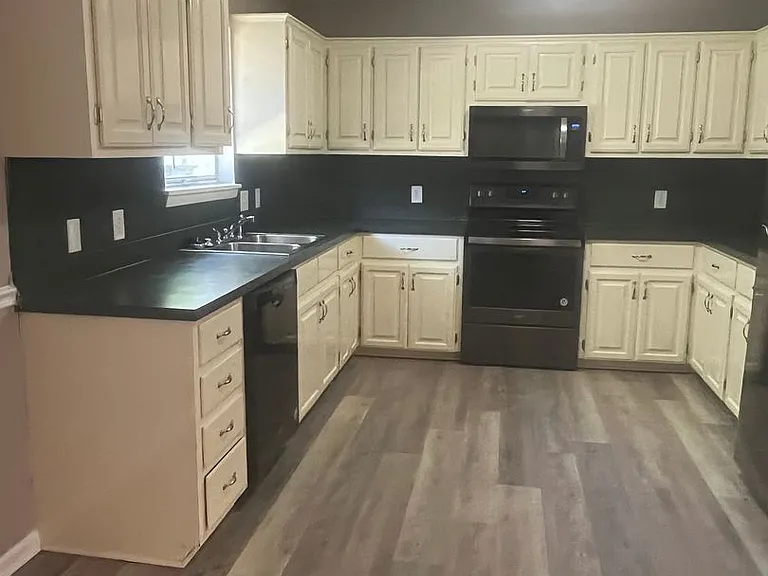 813 Sorrells Dr — Photo 6