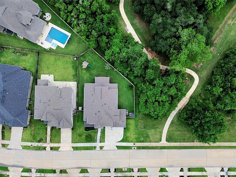 8826 Forest Side Dr — Photo 36