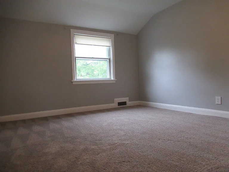 1419 Winston Ave — Photo 10