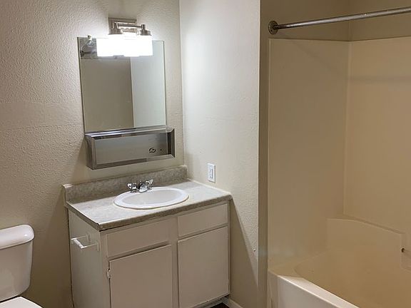 5th image of 523-527 Lilac Ln #16