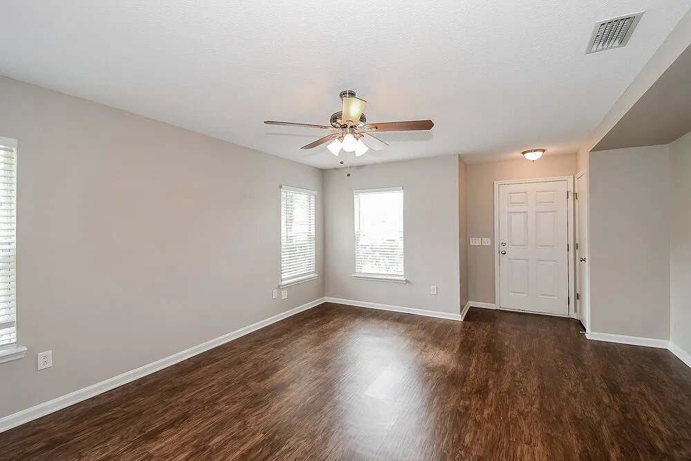 3 bed, 2.0 bath, 1336 sqft, $1,845 — Photo 3
