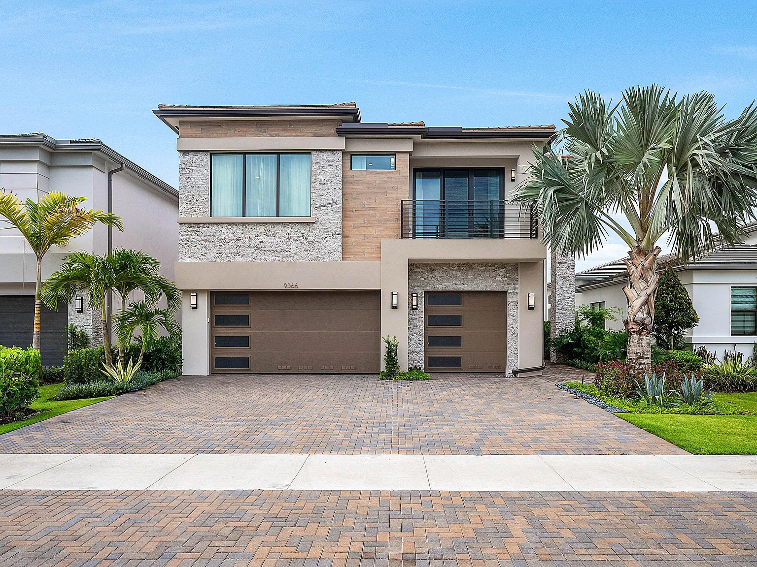 5 bed, 5.0 bath, 4741 sqft, $15,500 — Photo 1