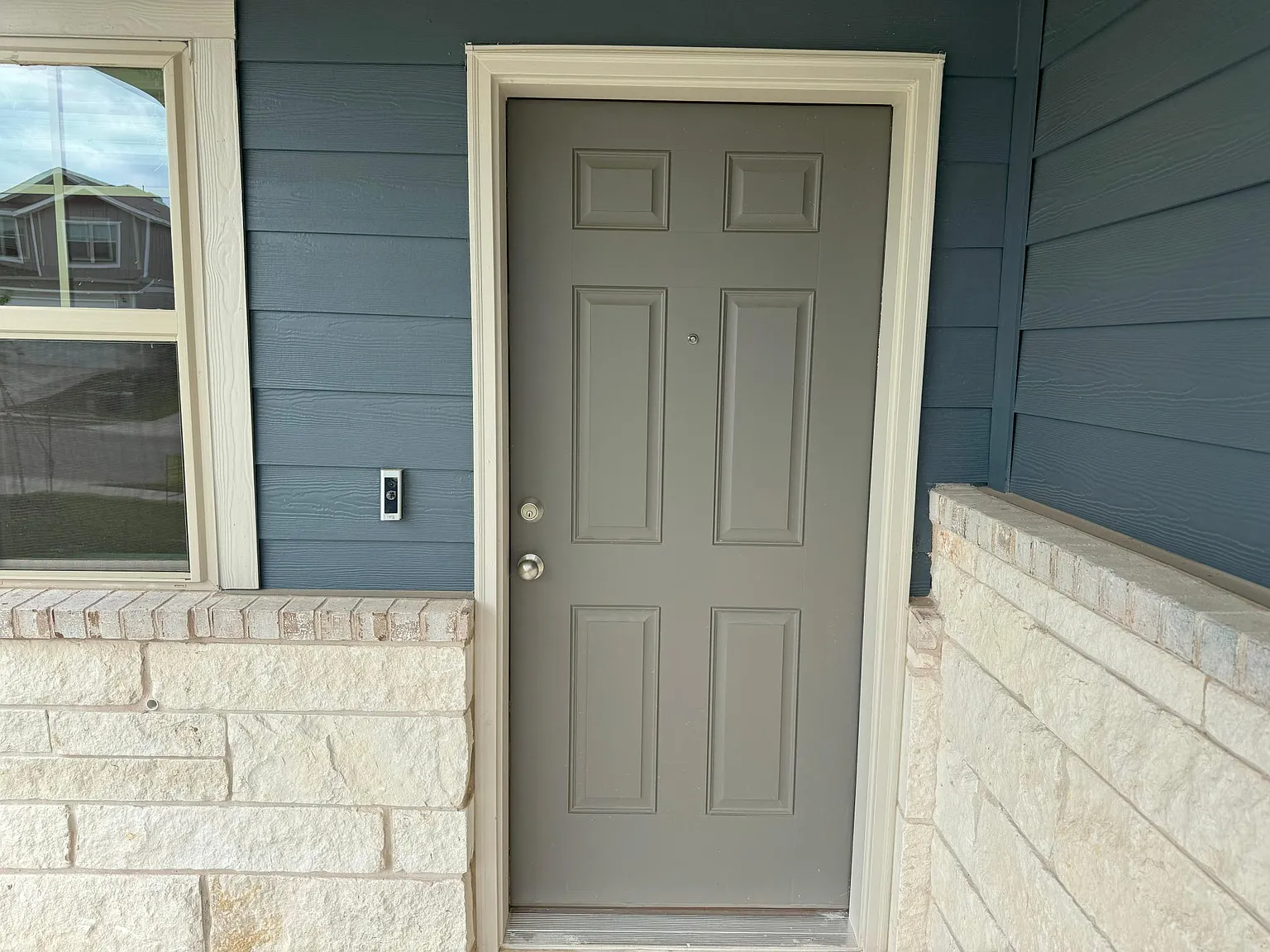 4 bed, 2034 sqft, $2,100 — Photo 2