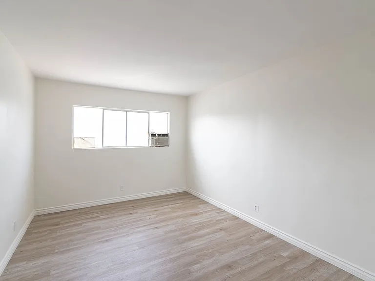 Sepulveda Apartments — Photo 10